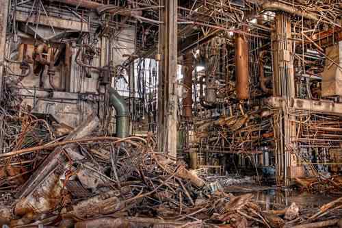 O pesadelo do bombeiro hidráulico Labirinto de canos e tubulações de uma usina abandonada