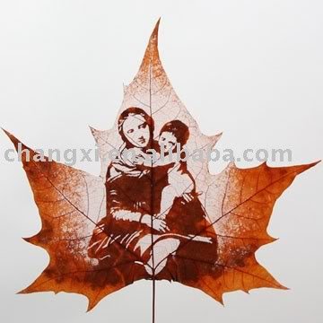 Leaf carving - a arte de esculpir em folhas Cena emocionante de leaf carving mostrando uma mãe e seu filho, um exemplo da arte figurativa na folha