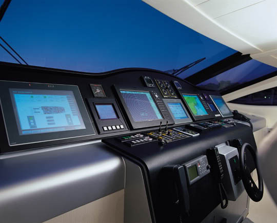 Pershing 115 - Conheça o Iate do Eike Batista InstrumentPanel | Curiosidades | barco, curioso, dinheiro, iate, lancha