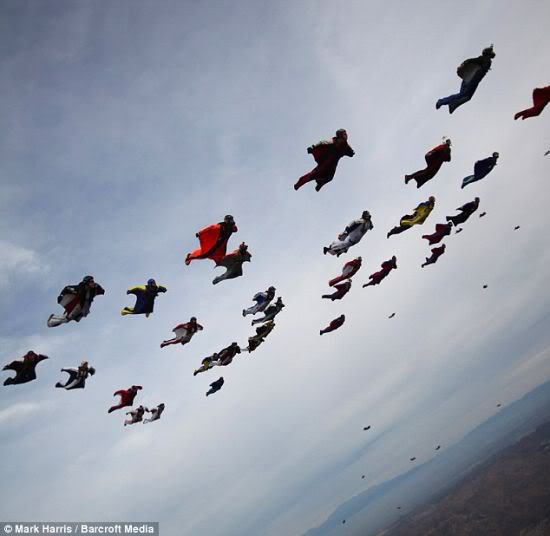 Revoada de gente é confundida com ufo skydivers mistaken ufo | Bizarro | curioso, paraquedista, Record, salto