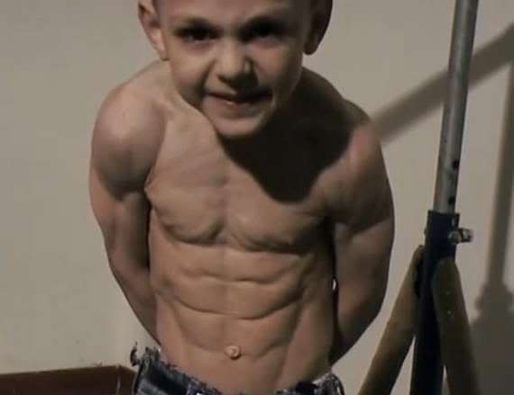 O mini Arnold strongest boy10 | Bizarro | bizarrice, bizarro, criança, curioso, forte, incrível, recordes