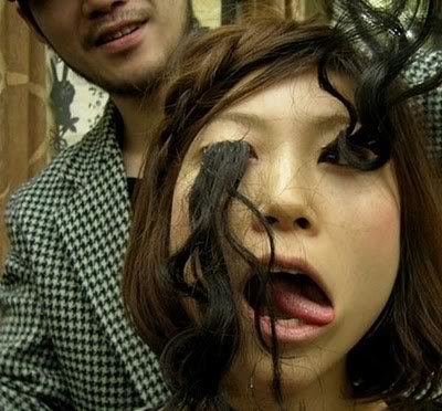Olha só a moda bizarra dos cílios compridos Photobucket