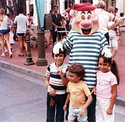 Na mesma foto 15 anos antes de se conhecerem Photobucket