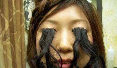 Olha só a moda bizarra dos cílios compridos Photobucket