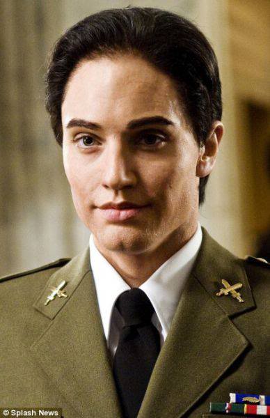 Quem é este cara? Homem militar de uniforme, com aparência masculina e forte