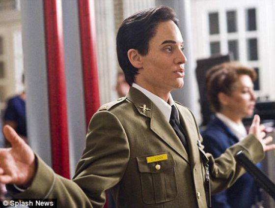 Quem é este cara? Angelina Jolie maquiada como homem, em close