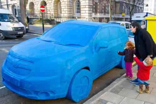Carrão de massinha Carro de massinha Chevrolet Orlando vermelho estacionado na rua em Londres