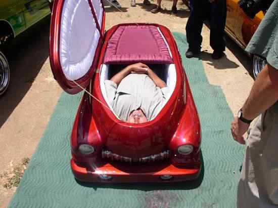 Cruisin-caskets5-550x411 Cruisin caskets5 | Arte | caixão, carro, carros, cerveja, concept, design, estranho, maluco, morte
