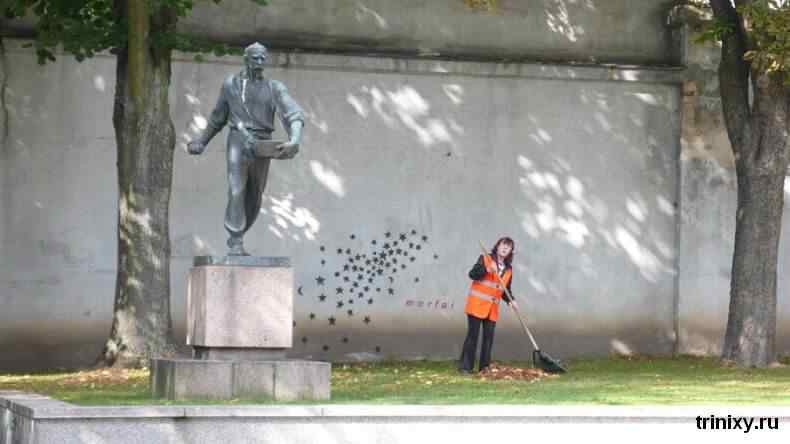 Semeador de estrelas durante o dia Estátua de um homem semeando em Kaunas, Lituânia