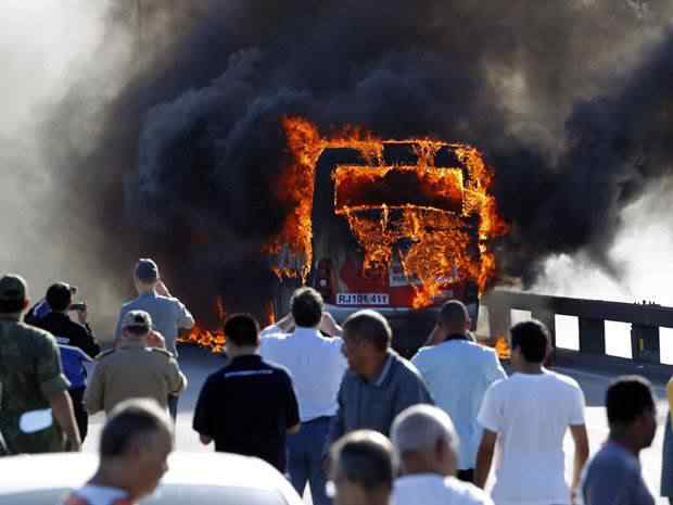 onibus_incendiado_620x465 | Aventuras | Aventuras