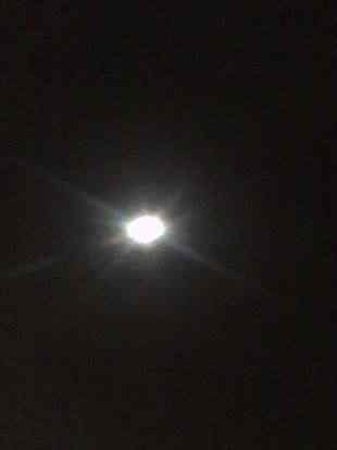 Luz misteriosa intrigante A estranha luz que subia e descia foi fotografada
