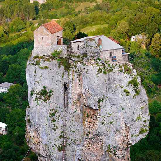 O monastério do pilar Katskhi Housetohome News Monk4 | Incrível | georgia, incrível, lugares