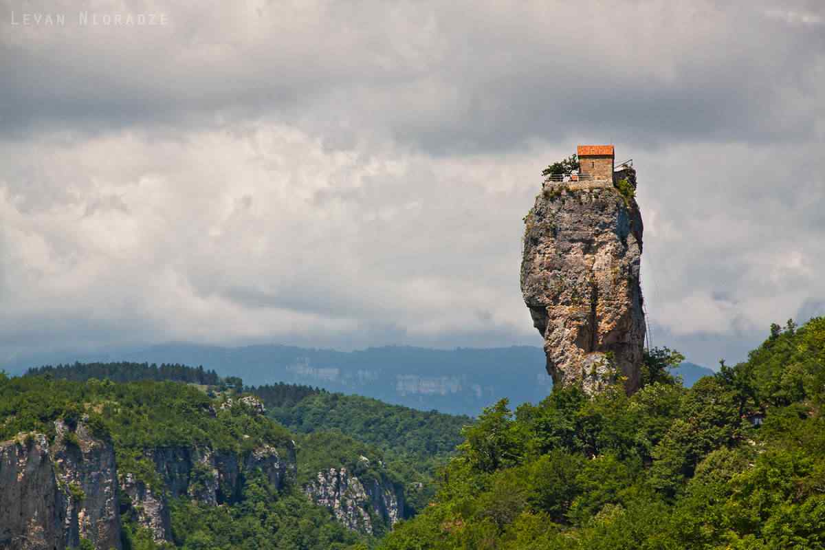 O monastério do pilar Katskhi Katskhi Pillar | Incrível | georgia, incrível, lugares