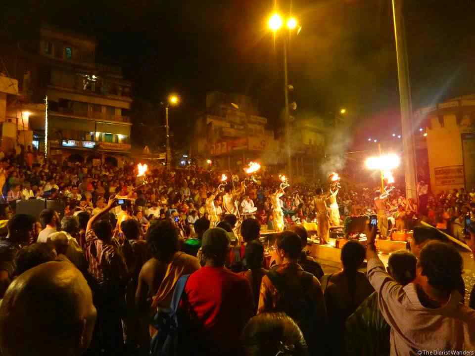 A cidade dos mortos varanasi-puja-crowd