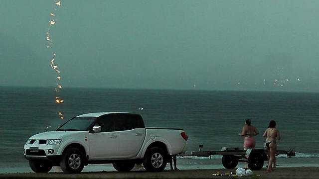 A semana das bizarrices go-surf-blog-2014-acidente-mulher-morre-atingida-por-raio-no-guaruja-tempestade-storm-litoral-paulista-sp-001