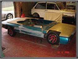 O carro mais rebaixado do mundo bonnet-and-roof-taking-shap