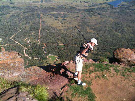 A jogada de golfe mais difícil do mundo extreme-golf-course-550x412
