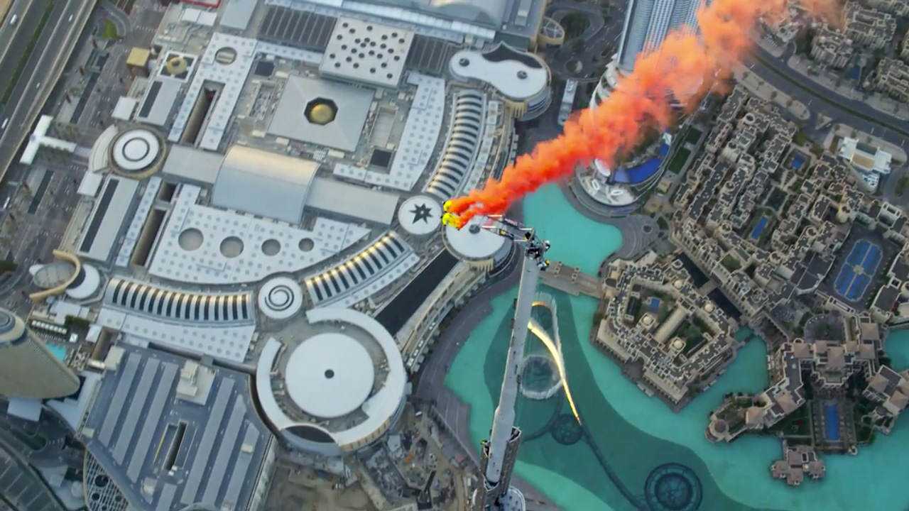 Base Jump do prédio mais alto do mundo em Dubai Daredevils-Jump-off-Burj-Khalifa-in-Dubai-01