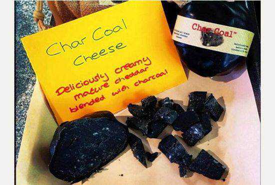 Mais comida preta: Chegou o queijo de carvão. charcoal-cheese2
