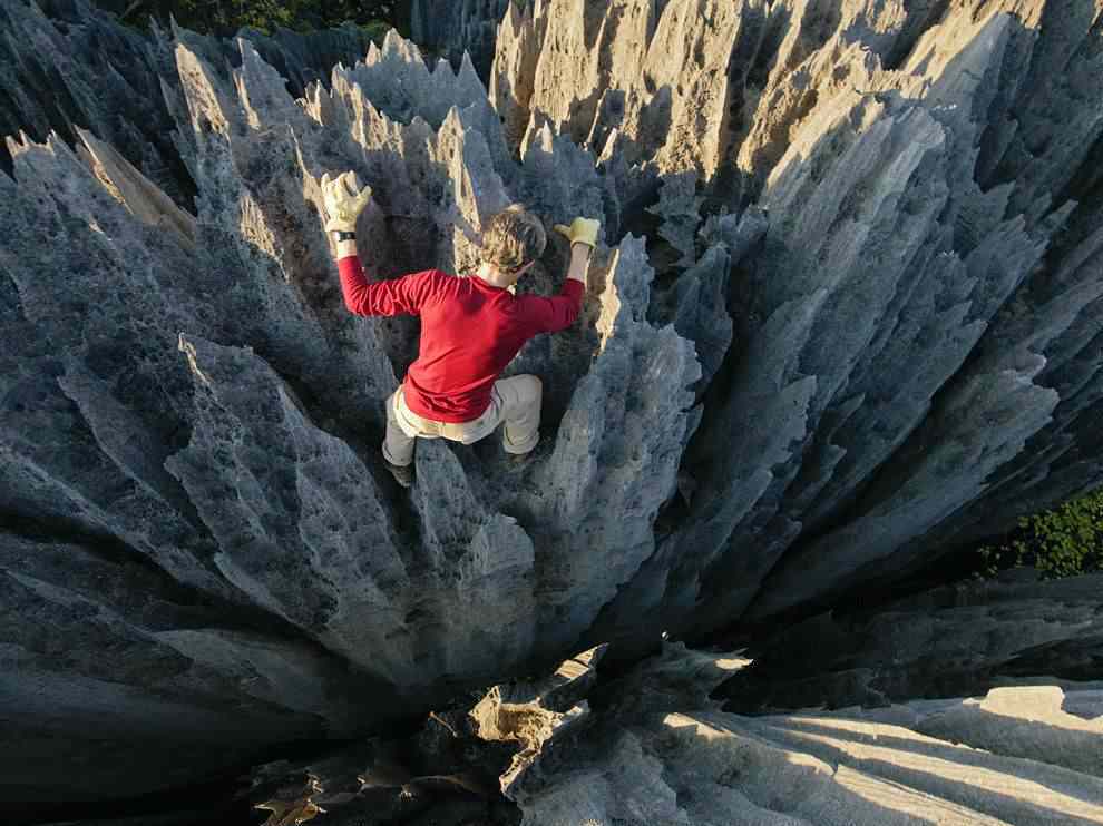 Foto Gump do dia: Escalando rochas afiadas tsingy-climbing-alvarez_52783_990x742