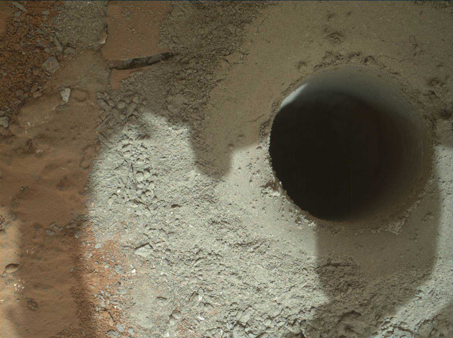 Um misterioso buraco na Noruega Buraco de analise de solo feito pela sonda Curiosity em Marte