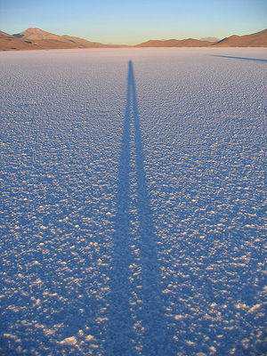 O mundo de sal: O incrível e acachapante Salar de Uyuni 300px-Shadow_on_salar_de_uyuni
