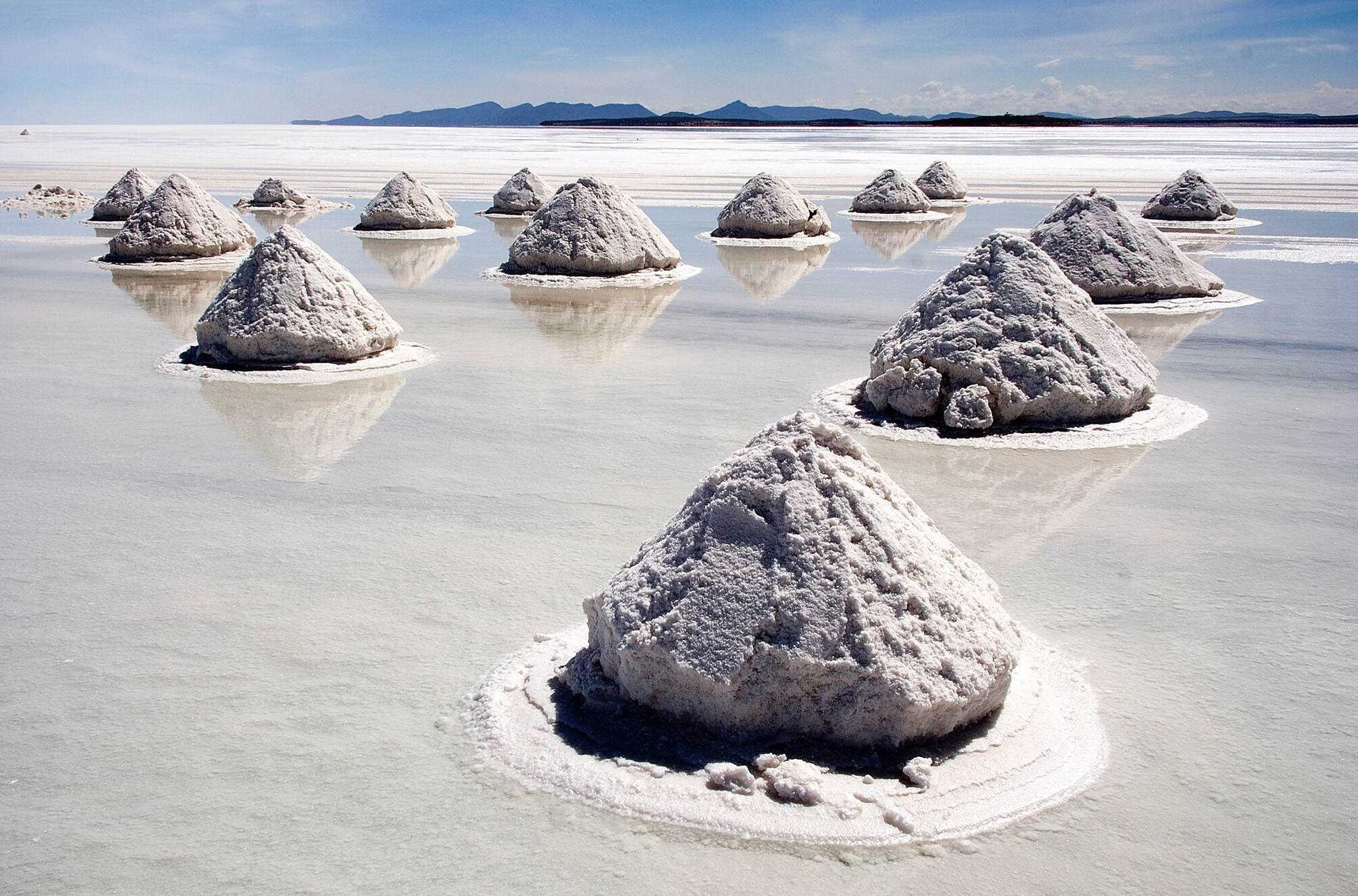 O mundo de sal: O incrível e acachapante Salar de Uyuni Piles_of_Salt_Salar_de_Uyuni_Bolivia_Luca_Galuzzi_2006_a
