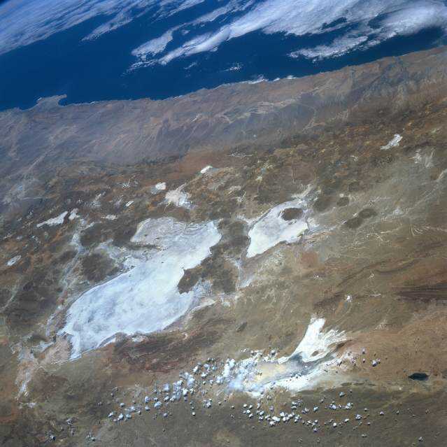 O mundo de sal: O incrível e acachapante Salar de Uyuni Satellite_image_Salar_de_Uyuni_-_Coipasa_-_Lake_Poopo