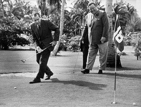 Crânios bizarros - Encontrado o crânio do pé grande? gleason-nixon-golfing (1)