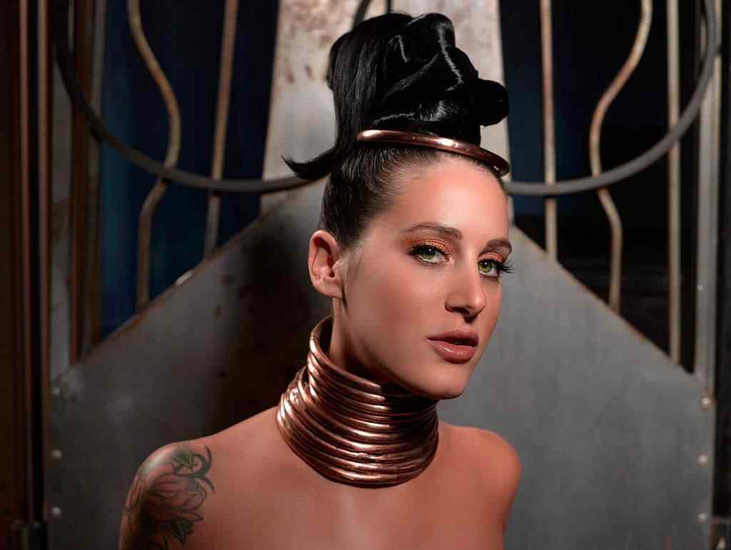 A incrível mulher girafa que quer aumentar o pescoço original (4)