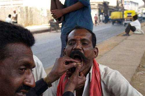 15 bizarrices envolvendo dentes street-dentist-03