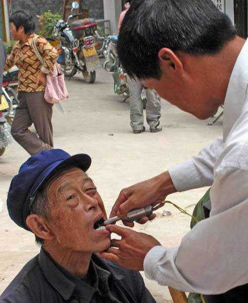 15 bizarrices envolvendo dentes street-dentist-09