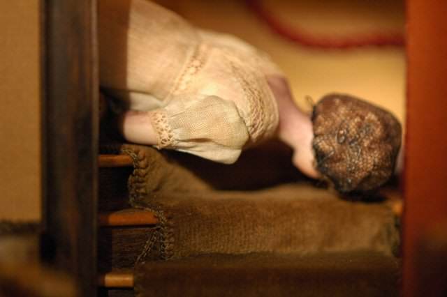 A casa das bonecas assassinadas A-simple-accident.-Suicide.-Or-does-the-position-of-her-body-suggest-something-more-sinister