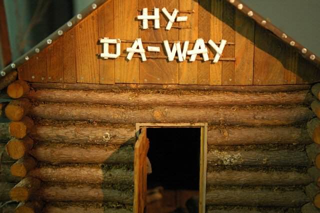 A casa das bonecas assassinadas Hy-Da-Way-was-a-secluded-tourist-cabin-where-Marion-and-Arthur-loved-to-meet.-Nobody-needed-to-know-especially-their-spouses.