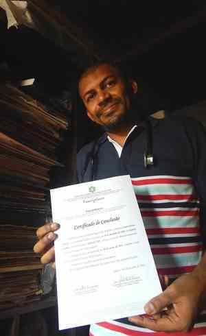 Superação: Ele vivia no lixão em busca de comida. Encontrou livros velhos e se formou em Medicina superacao