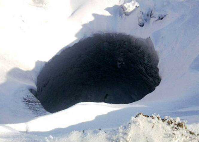 A coisa ta ficando bizarra: Mais duas novas crateras misteriosas surgiram na Sibéria 33920-cratera-gigante-na-siberia