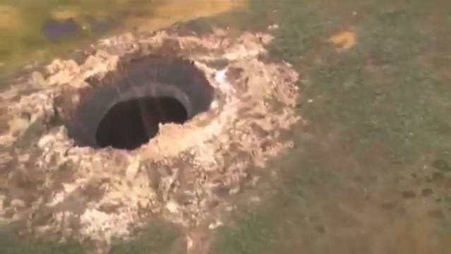 Mais uma estranha cratera surge na Russia xo8naintamij5yncuavg
