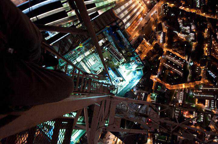 Escaladores urbanos e suas fotos tão arriscadas que dão calafrios! 2810-934x