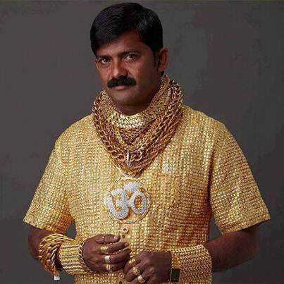 Mestre supremo da ostentação exibe sua nova camisa de ouro maciço Pela-Saco like a boss