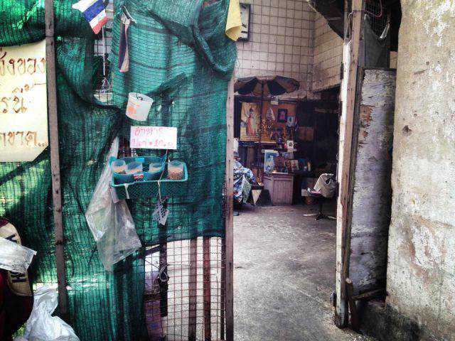 Shopping abandonado virou atração bizarra New-World-Trade-Center-in-Bangkok-2