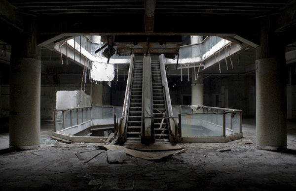 Shopping abandonado virou atração bizarra New-World-Trade-Center-in-Bangkok-5