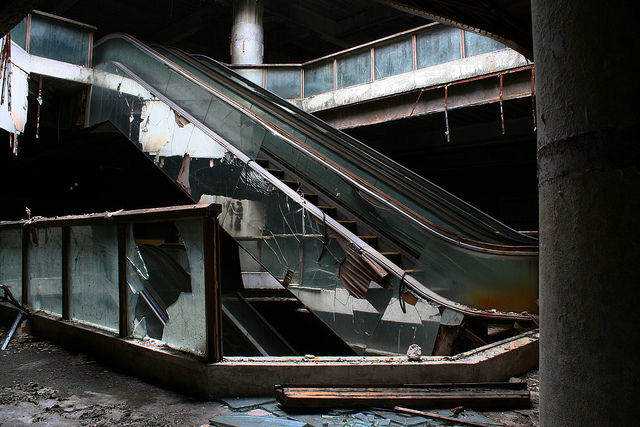 Shopping abandonado virou atração bizarra New-World-Trade-Center-in-Bangkok-6