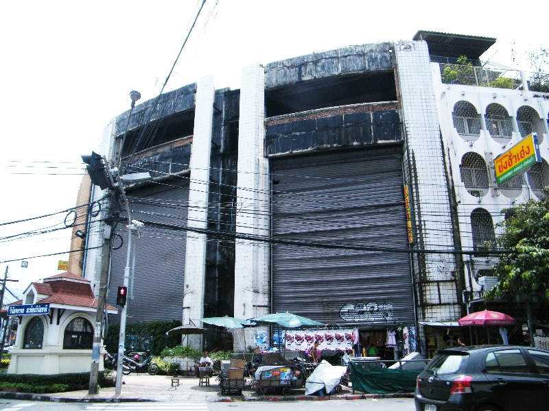 Shopping abandonado virou atração bizarra New-world-abandonned-mall-bangkok