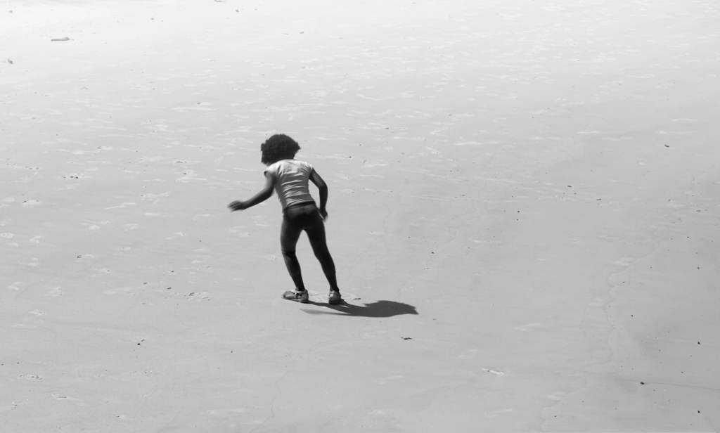 Fotos do fim de semana menina de ébano na areia_low