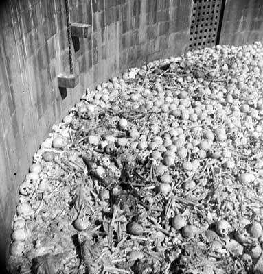 A macabra torre do silêncio 383_09-Many_Skulls
