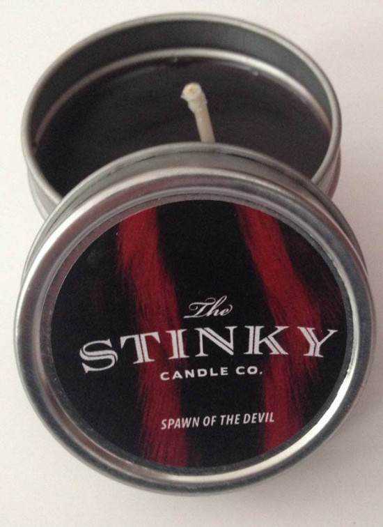 Velas não exatamente perfumadas Stinky-candle-company3-550x756