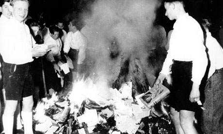 A arte de criar um livro Hitler-Youth-burn-anti-Ge-006