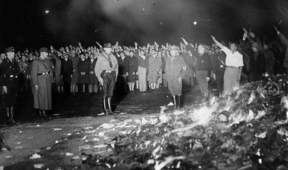 A arte de criar um livro book-burning