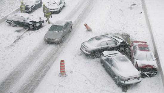 Flocos de neve incríveis car-accidents-after-a-snowstorm
