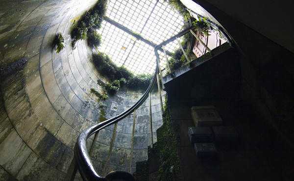 O salão misterioso sob o lago lakpk-stairs2